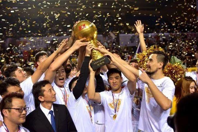 阿森纳可让马丁内利移到右路，或冬窗寻求补强